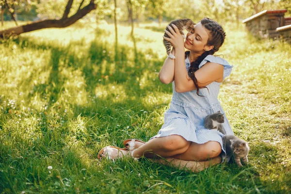 Hermosa chica con gatos — Foto de Stock