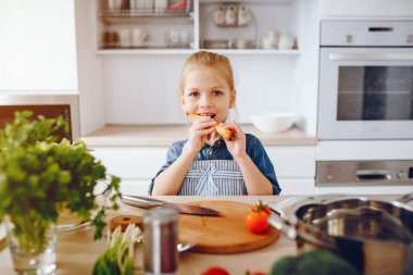 Bir mutfak, küçük kız