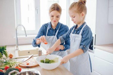 Anne ile kızı mutfakta