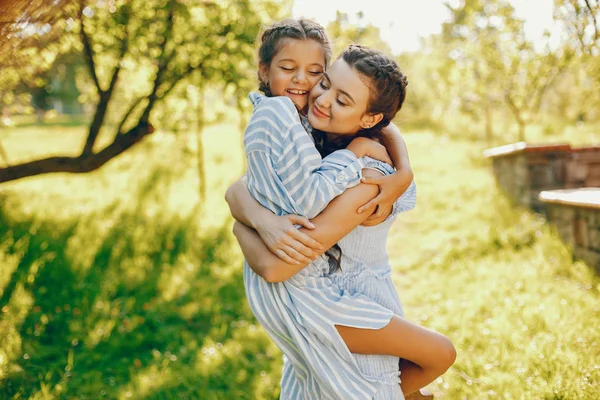 Mooie moeder met mooie dochter — Stockfoto