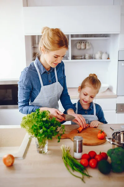 Anne ile kızı mutfakta