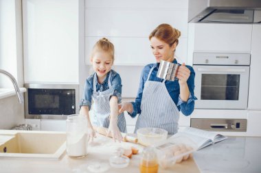 Anne ile kızı mutfakta