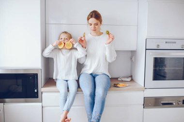 Sevimli sarışın kızı annesiyle