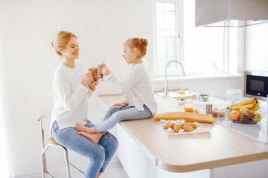 Sevimli sarışın kızı annesiyle