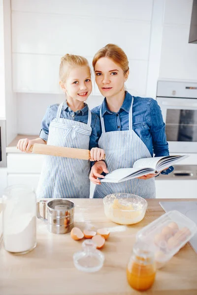 Madre con hija en la cocina — Foto de Stock