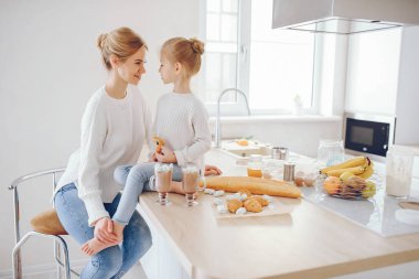 Sevimli sarışın kızı annesiyle