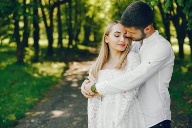 bir ormanda zarif çift