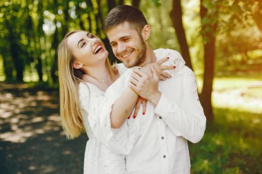 bir ormanda zarif çift