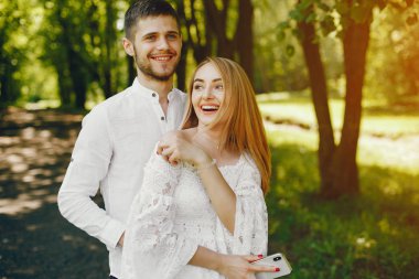 bir ormanda zarif çift