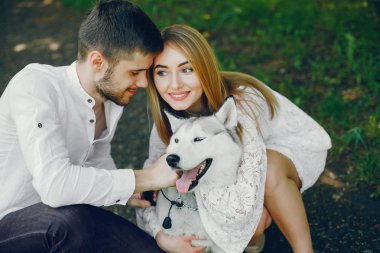 bir ormanda zarif çift