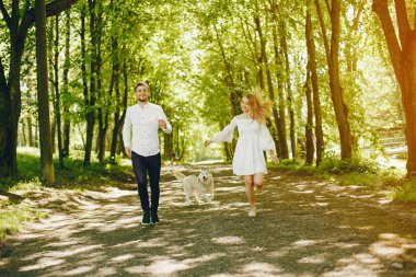 bir ormanda zarif çift