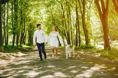 bir ormanda zarif çift