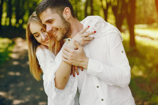 Pareja elegante en un bosque — Foto de Stock