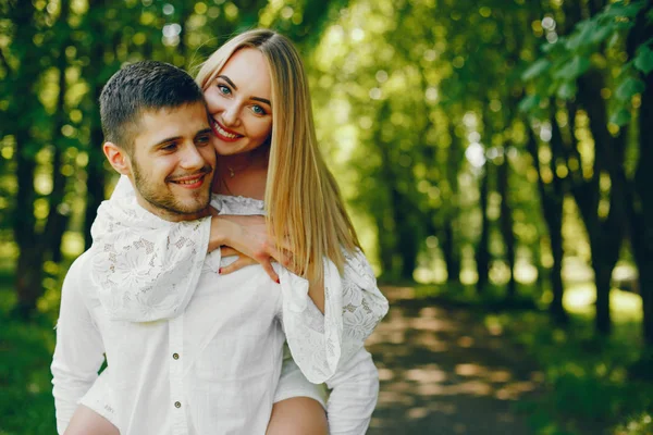 Casal elegante em uma floresta — Fotografia de Stock