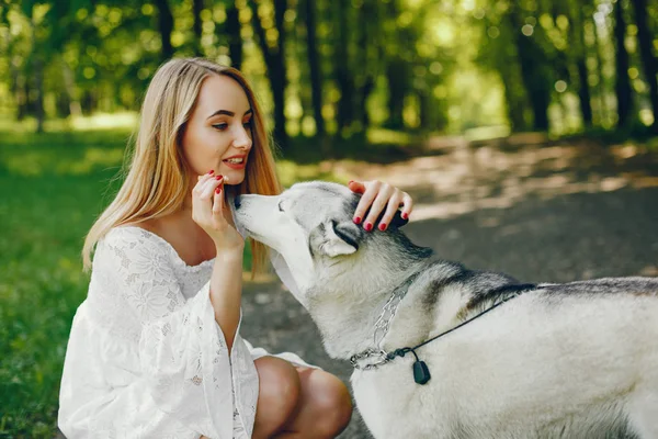 Chica elegante con lindo perro — Foto de Stock