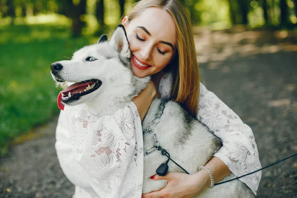 Menina elegante com cão bonito — Fotografia de Stock