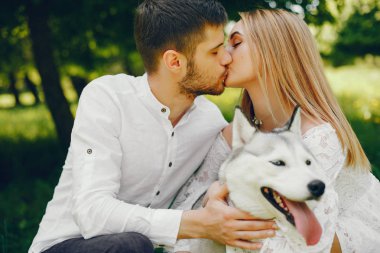 bir ormanda zarif çift