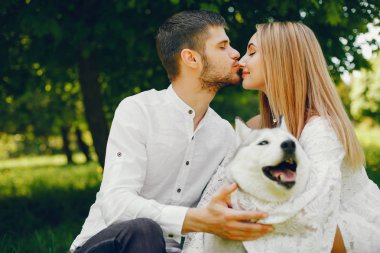 bir ormanda zarif çift