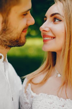 bir ormanda zarif çift