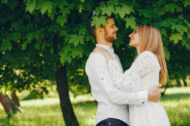 bir ormanda zarif çift