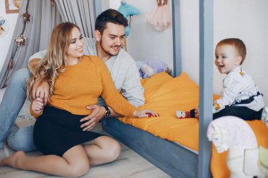 Evde aile katta oturan