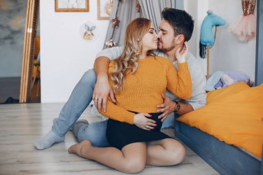 Bir stüdyoda oturan zarif Çift