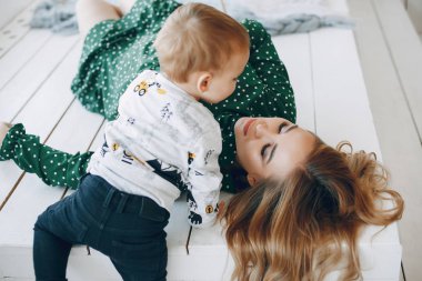 Anne ile küçük oğlu evde oturan