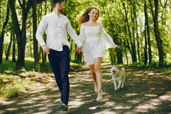 Pareja elegante en un bosque —  Fotos de Stock