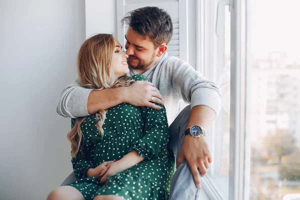 Casal elegante sentado em um estúdio — Fotografia de Stock