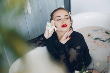 Şık ve güzel kız banyoda yatıyor