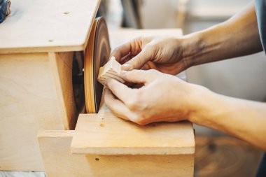 Marangoz bir ağaçla çalışır.