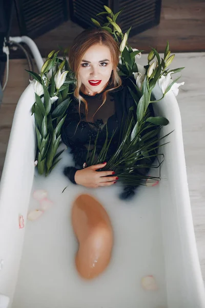 Fata elegantă și frumoasă se află în baie — Fotografie, imagine de stoc