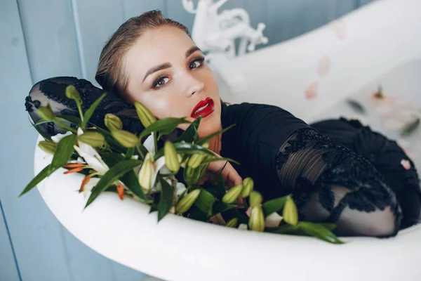 Elegante y hermosa chica se encuentra en el baño —  Fotos de Stock