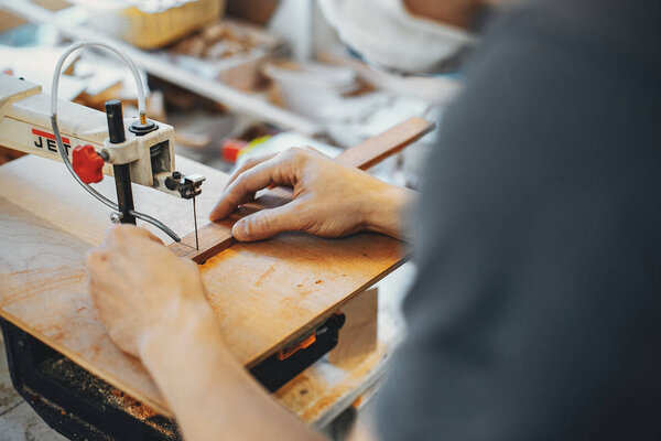 Плотник работает с деревом