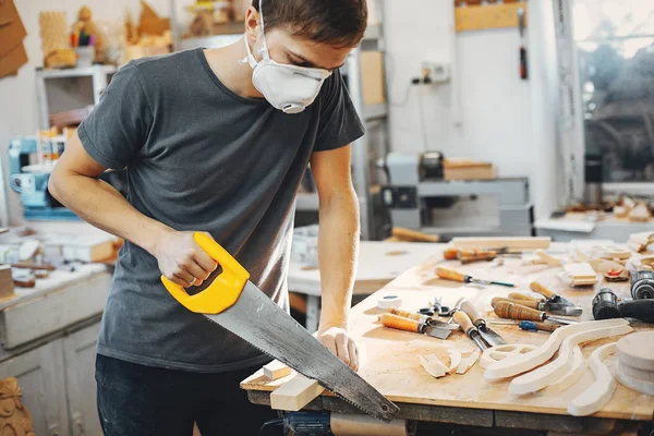 Der Schreiner arbeitet mit einem Baum — Stockfoto