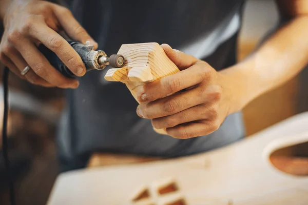 The carpenter works with a tree — Stock Photo, Image