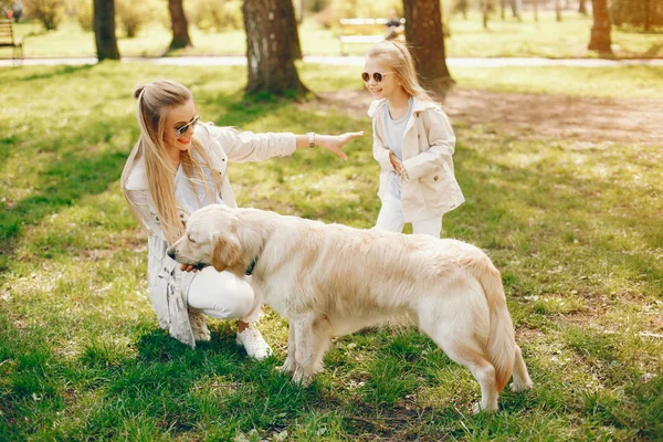 Mãe elegante com filha bonito — Fotografia de Stock