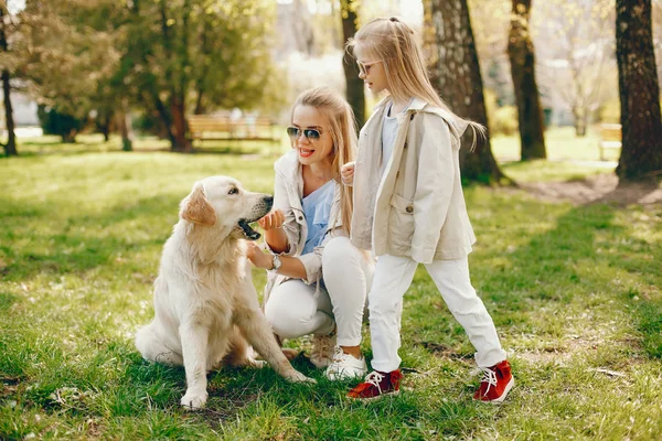 Elegante madre con figlia carina — Foto Stock