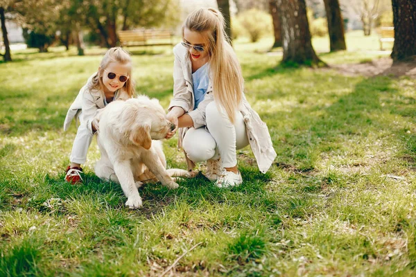 Elegante madre con linda hija — Foto de Stock