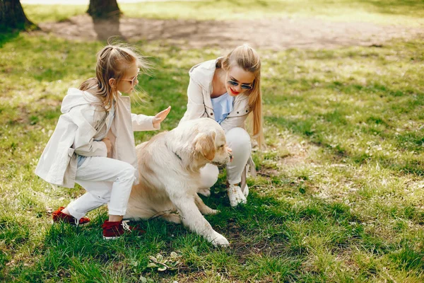 Elegante moeder met schattige dochter — Stockfoto