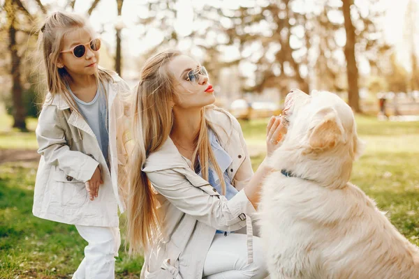 Mãe elegante com filha bonito — Fotografia de Stock