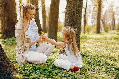 sevimli kızı ile zarif anne 