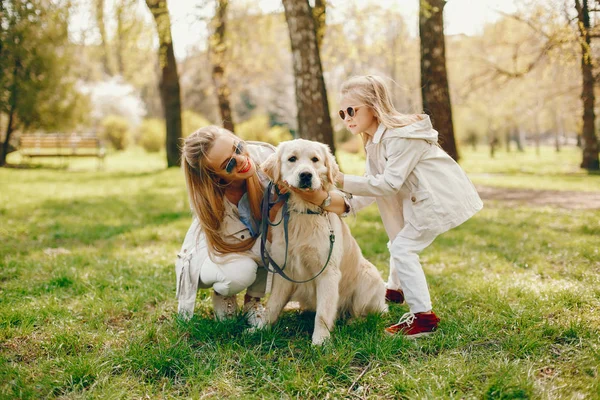 Elegante moeder met schattige dochter — Stockfoto