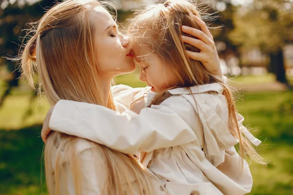Elegante madre con figlia carina — Foto Stock