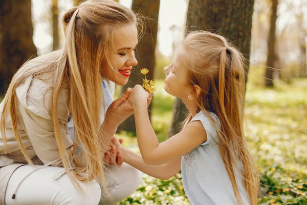 Elegante moeder met schattige dochter — Stockfoto