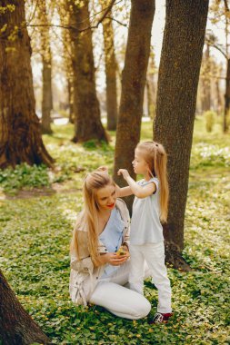 sevimli kızı ile zarif anne 