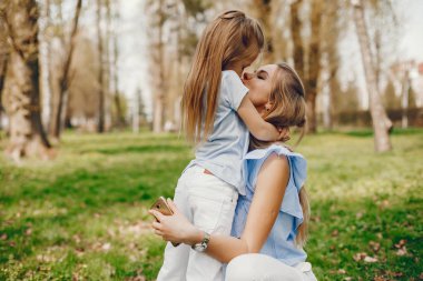 sevimli kızı ile zarif anne 