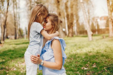 sevimli kızı ile zarif anne 