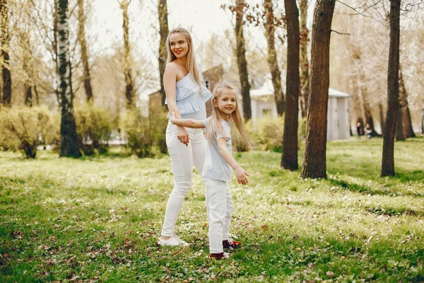 Elegante Mutter mit süßer Tochter — Stockfoto