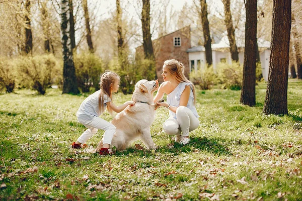 Elegante moeder met schattige dochter — Stockfoto